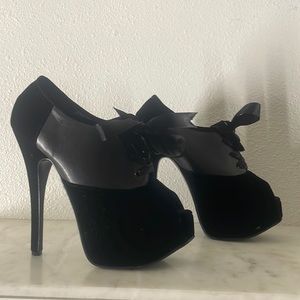 Black velvet & leather platform bordellos